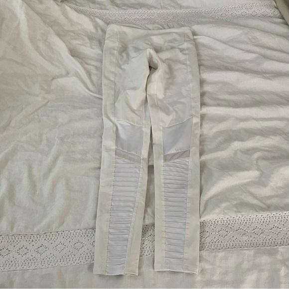 Alo Yoga SMALL White Motto Leggings mesh - Picture 7 of 10